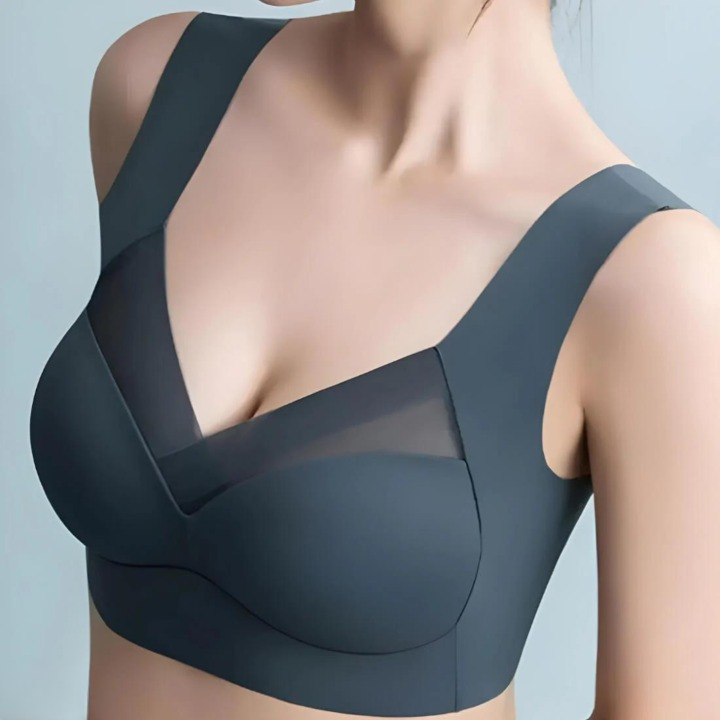 Soutien-gorge gris-bleu porté de face par un mannequin, avec empiècement en voile transparent sur le décolleté en V. 2