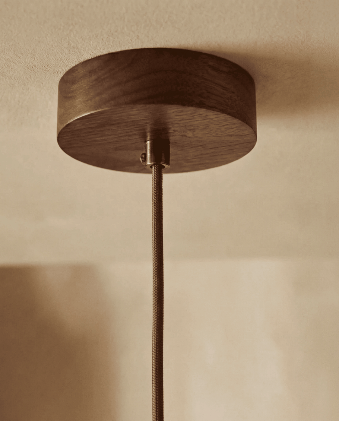 Détail du cache de plafond en bois et du câble tressé qui supporte la suspension 5