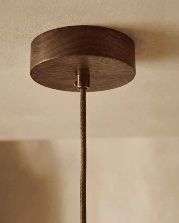 Détail du cache de plafond en bois et du câble tressé qui supporte la suspension 5
