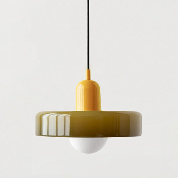 Suspension à abat-jour en verre brillant vert olive avec capuchon jaune vif et câble noir, reflets visibles. 18