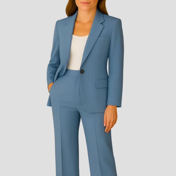 Femme en tailleur bleu acier avec blazer à un bouton, portée sur un haut blanc 5