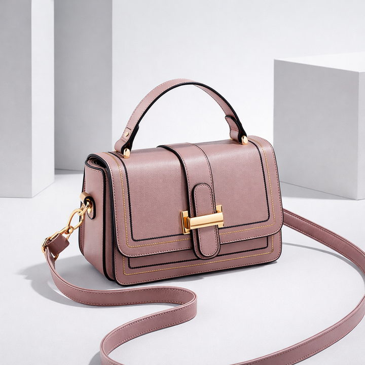 Sac rose poudré à rabat et fermoir doré, vu en trois quarts avec sa longue bandoulière. 7