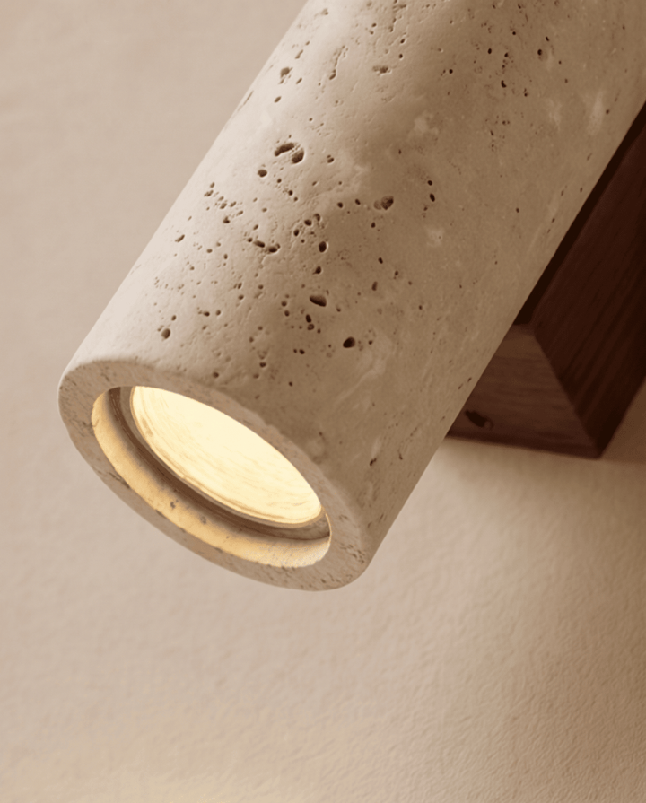 Gros plan sur l'extrémité du cylindre avec son ouverture lumineuse, le support en bois derrière 5