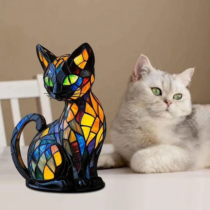 Chat vitrail posé près d'un vrai chat gris et blanc aux yeux verts 6