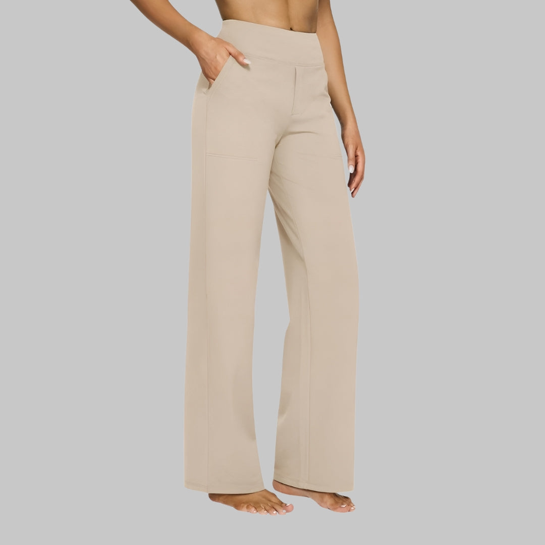 Pantalon beige clair vu de trois quarts, porté par une femme pieds nus, une main dans la poche. 7