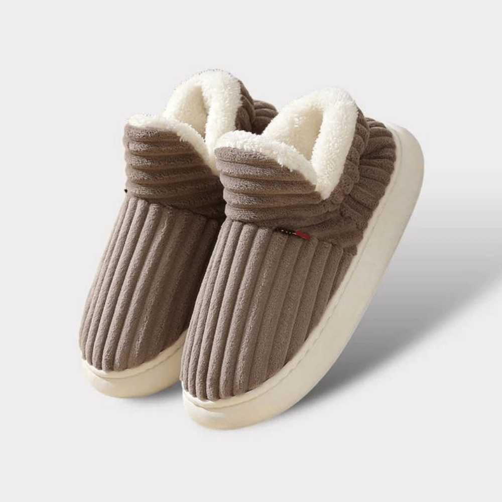 Paire de chaussons marron côtelés avec doublure peluche crème et semelle épaisse, présentée sur fond clair. 19