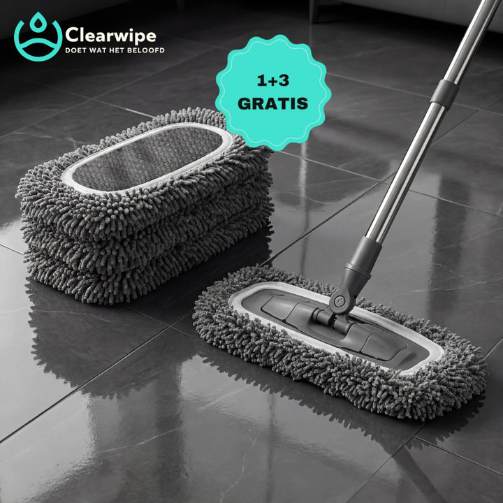 Lot de housses chenille grises empilées à côté d'un balai plat à manche télescopique posé sur un carrelage noir brillant. 1