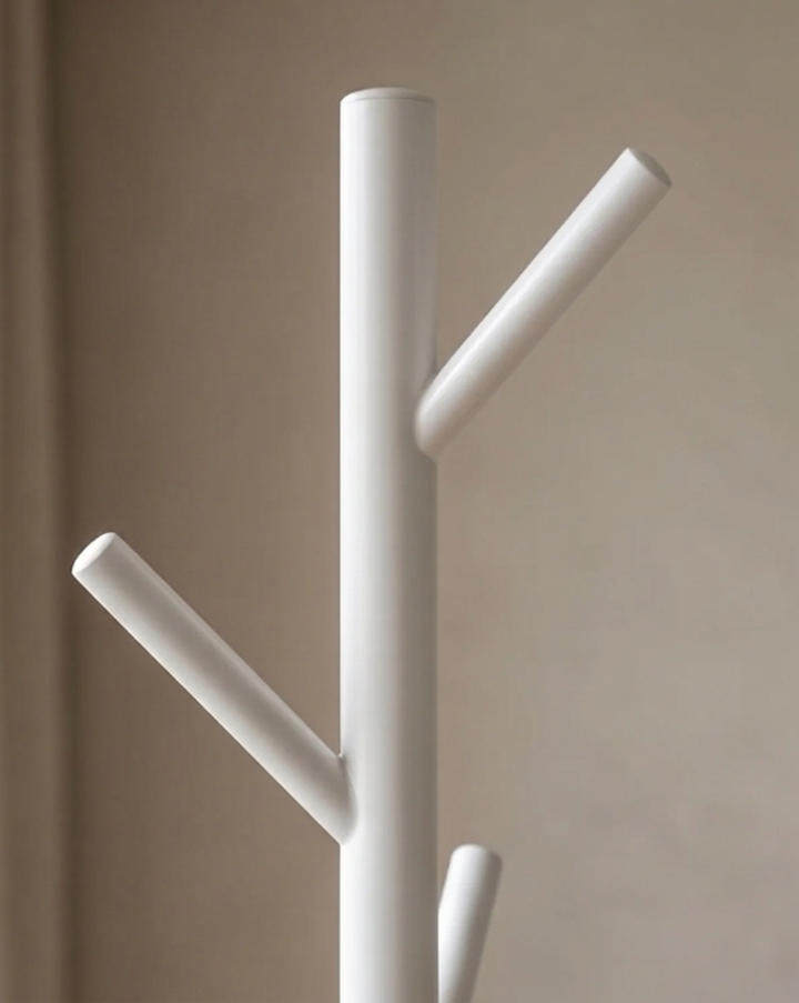 Gros plan sur le haut du fût blanc et deux crochets en forme de branches arrondies. 5