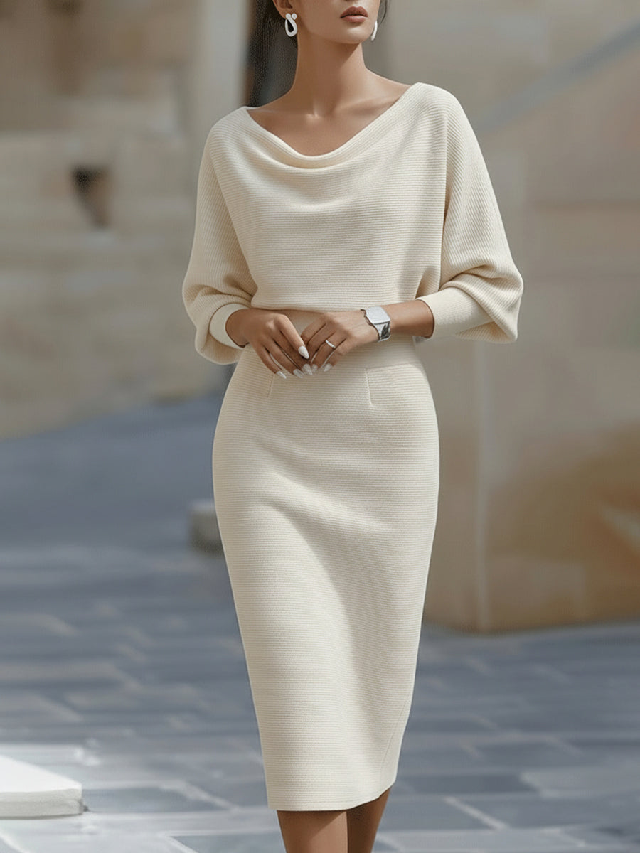 Version beige clair portée de face, mains jointes à la taille, avec col drapé et manches chauve-souris. 3