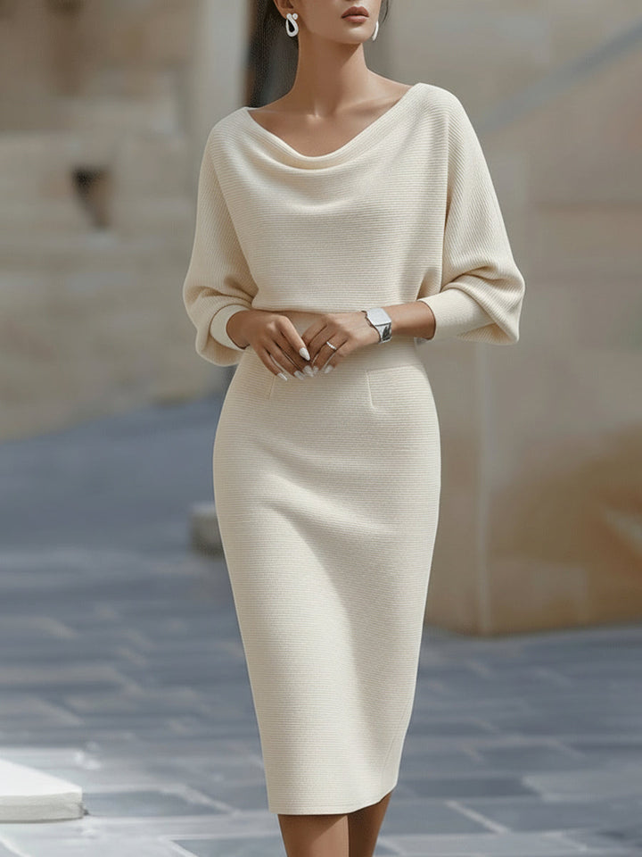 Version beige clair portée de face, mains jointes à la taille, avec col drapé et manches chauve-souris. 3