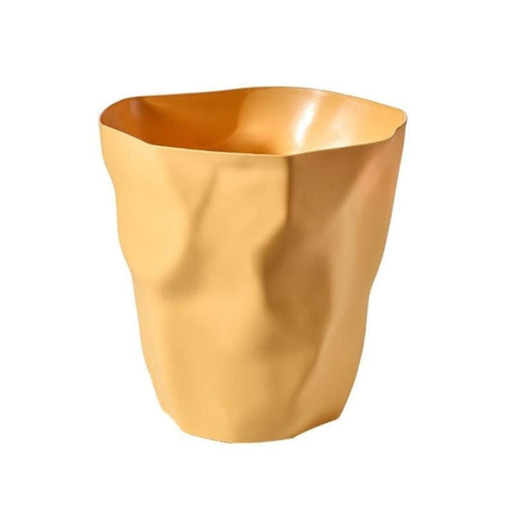 Poubelle jaune moutarde au design froissé sculptural, avec un intérieur légèrement brillant, vue de face. 3