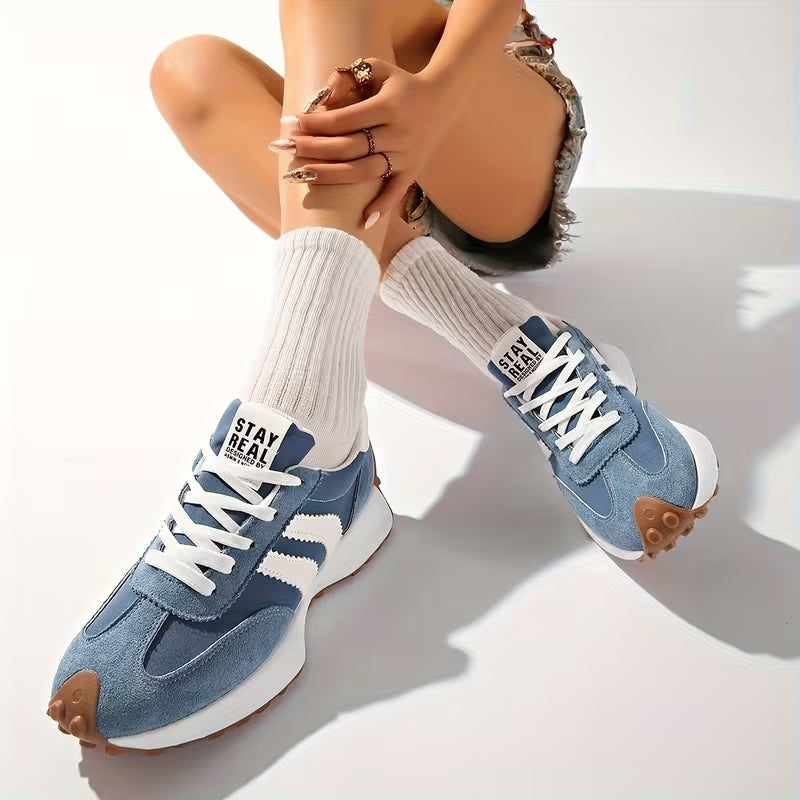 Mannequin assise jambes croisées portant les baskets bleues avec des chaussettes blanches côtelées 9