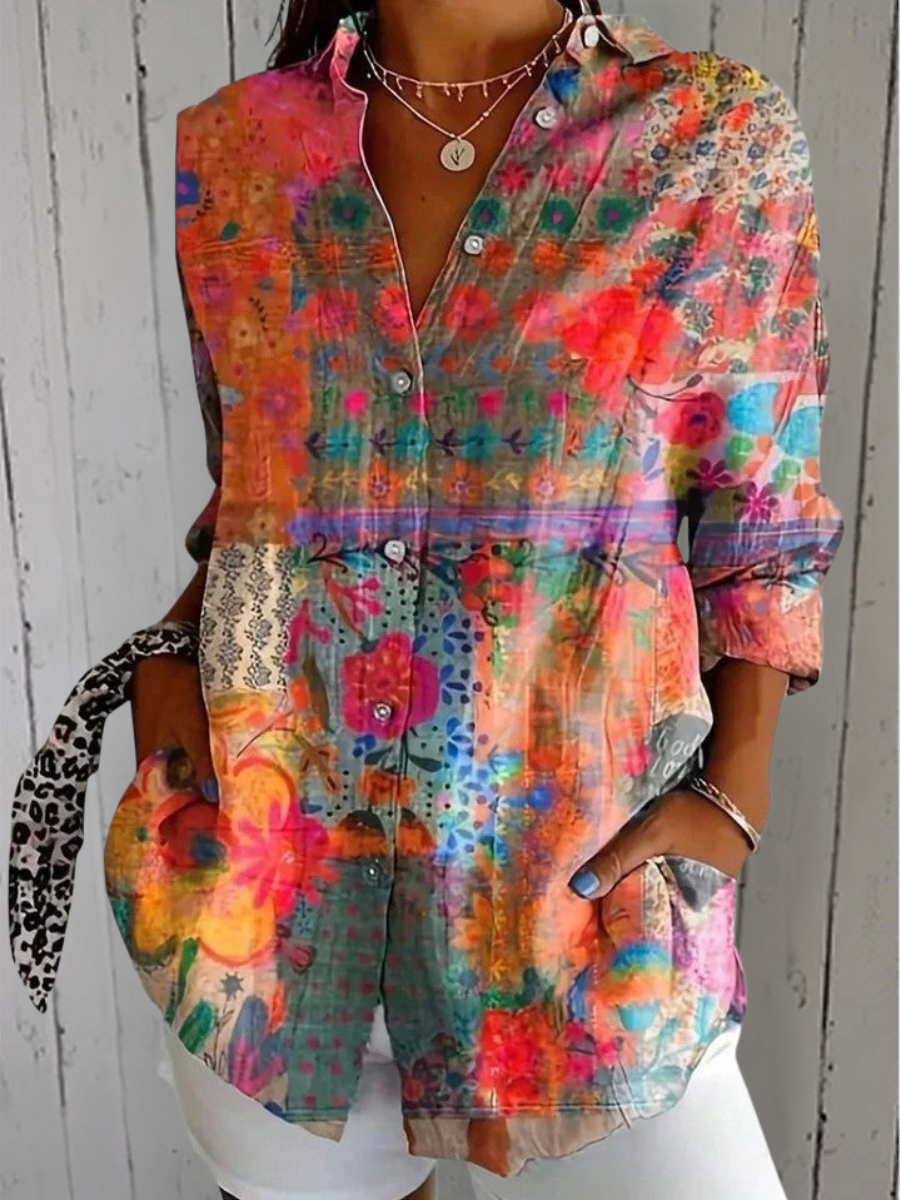 Blouse portée mains dans les poches, motif patchwork de fleurs aux tons orange, rose et bleu, façon peinture. 2