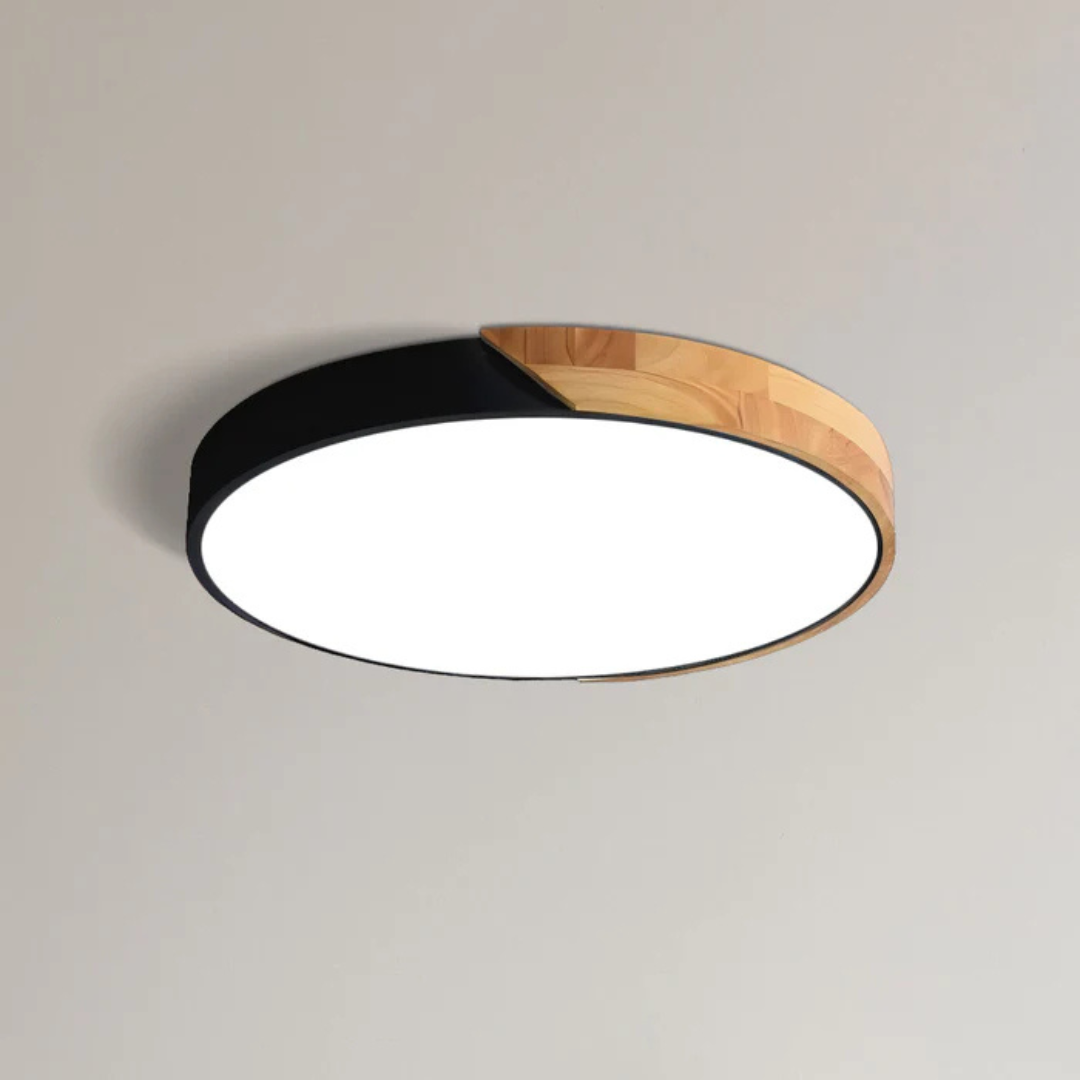 Plafonnier à coque noire et bois clair, vu de dessous sur fond uni, diffuseur allumé 9