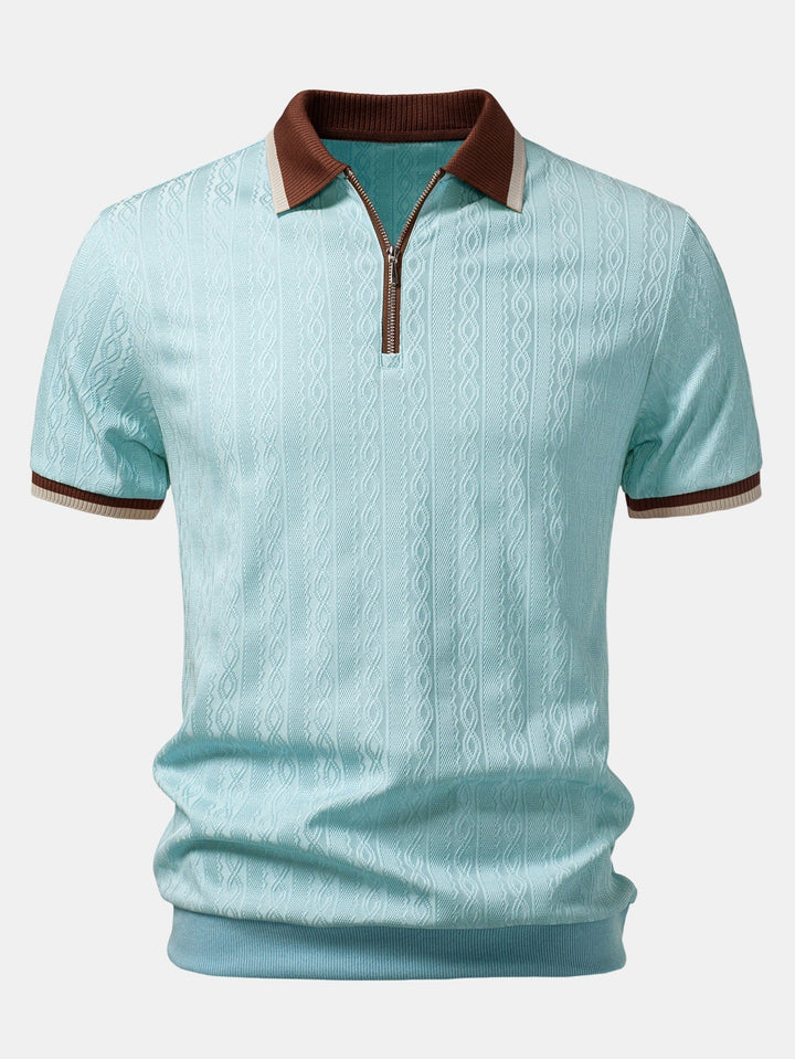 Vue de face du polo bleu clair à col brun, zip quart de longueur et texture torsadée 9