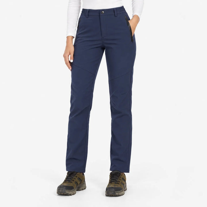 Pantalon bleu marine porté par une mannequin, vue de face sur fond blanc, avec chaussures de randonnée 3