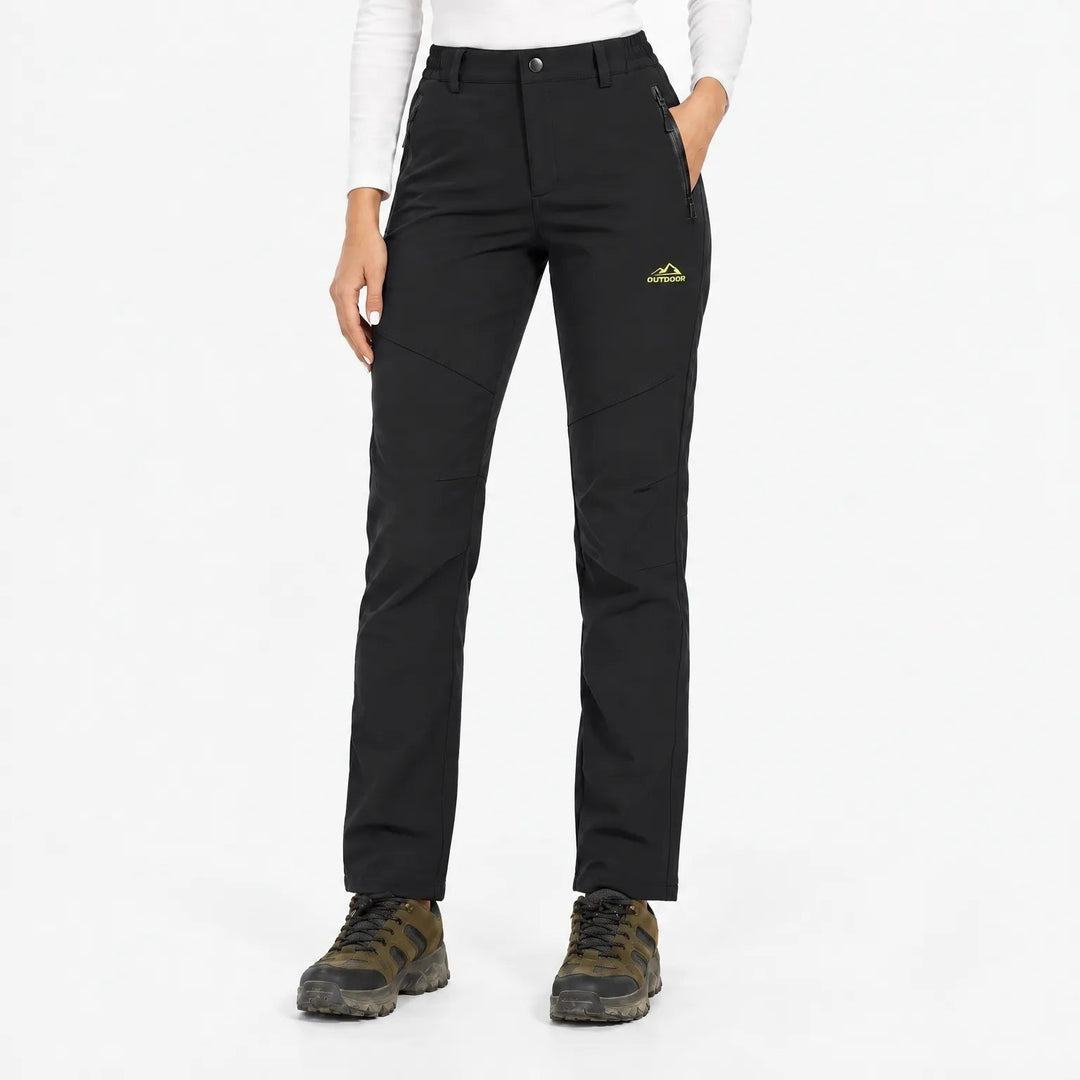 Pantalon noir porté de face par une mannequin avec chaussures de randonnée 12