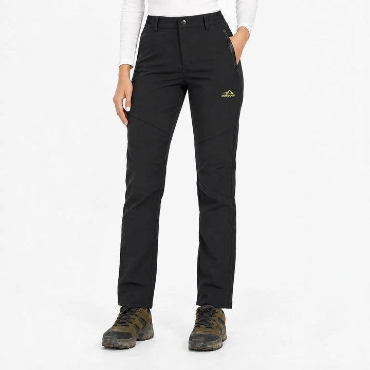 Pantalon noir porté de face par une mannequin avec chaussures de randonnée 12