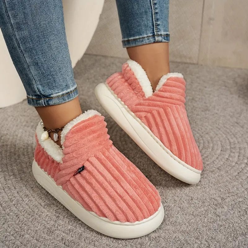 Chaussons rose corail côtelés portés avec un jean, vus en trois quarts avec la semelle épaisse blanche. 12