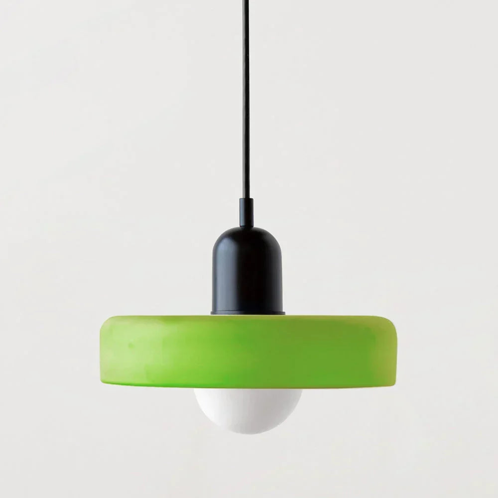 Suspension à abat-jour vert pomme avec capuchon noir mat et globe blanc, vue de face sur fond clair. 4