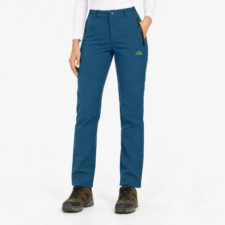 Pantalon bleu canard porté de face par une mannequin sur fond blanc 20