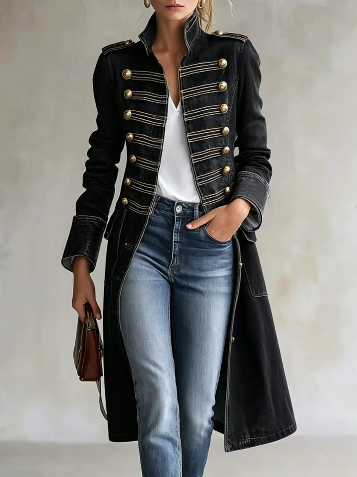 Manteau croisé à col officier en coloris noir, boutons dorés et galons clairs, porté ouvert sur un tee-shirt blanc et un jean. 9