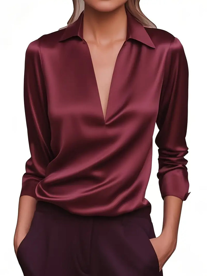 Version bordeaux portée avec un pantalon assorti sur fond clair, manches longues et poignets boutonnés. 6