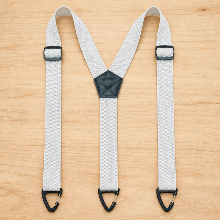 Bretelles gris clair en Y avec pièce centrale noire, boucles de réglage et trois crochets triangulaires noirs. 9