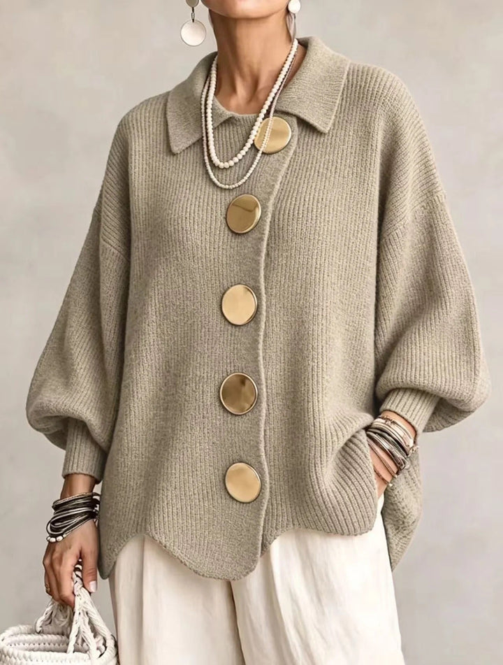 Cardigan vert sauge en maille côtelée à gros boutons dorés, porté avec un pantalon blanc et un sac tressé. 17