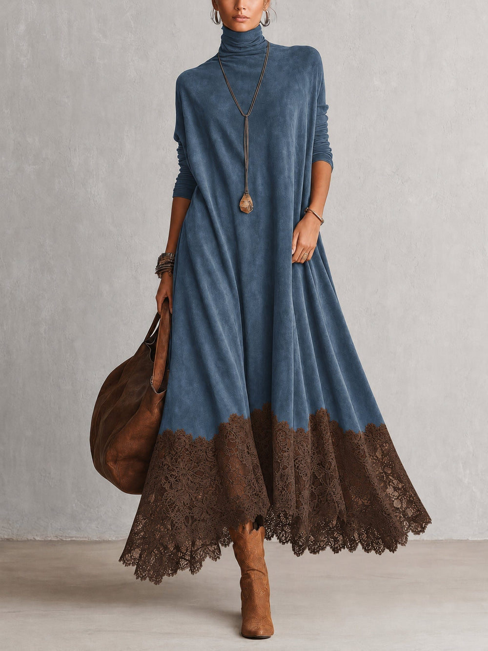Robe bleue portée de face, ourlet en dentelle marron, avec sac en cuir et bottes 2