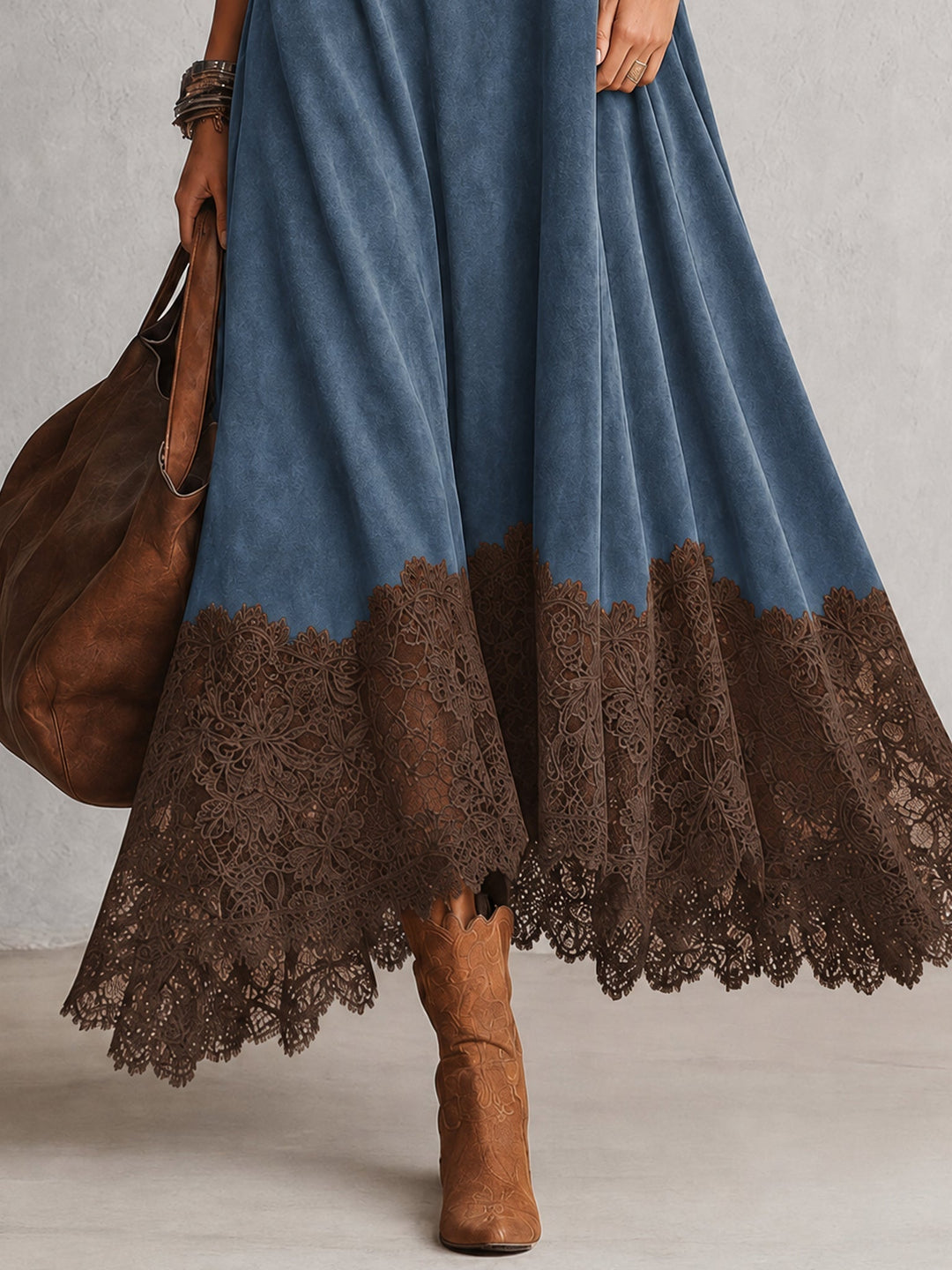 Détail de l'ourlet en dentelle marron ajourée sur la jupe évasée de la robe bleue 12
