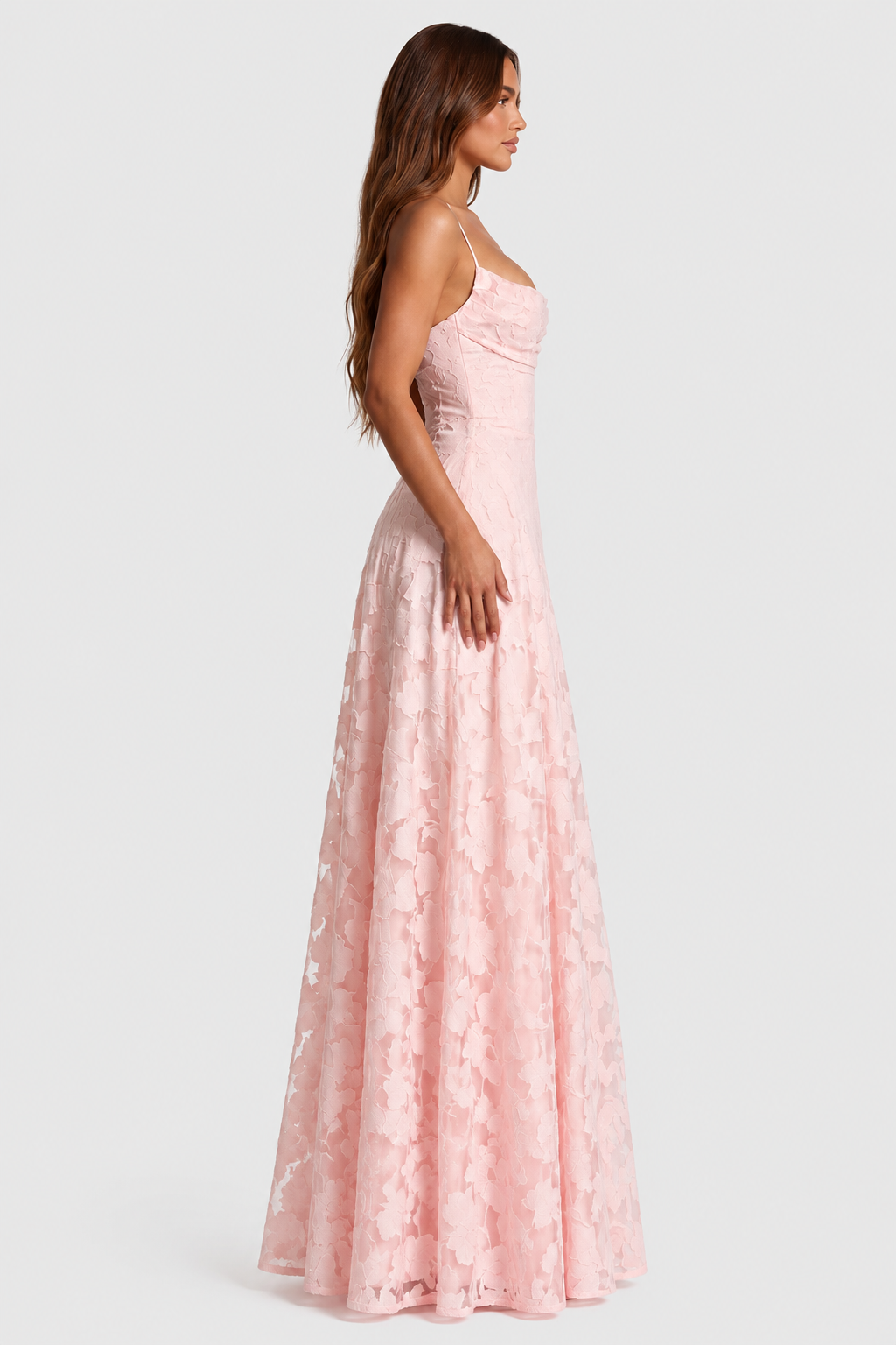Robe rose pâle en dentelle florale vue de profil, montrant l'encolure drapée, le buste ajusté et la jupe évasée. 7