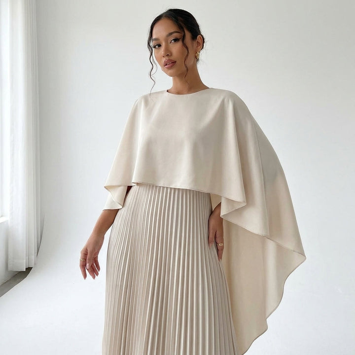 Gros plan sur le buste en robe beige avec cape drapée et plis fins 2