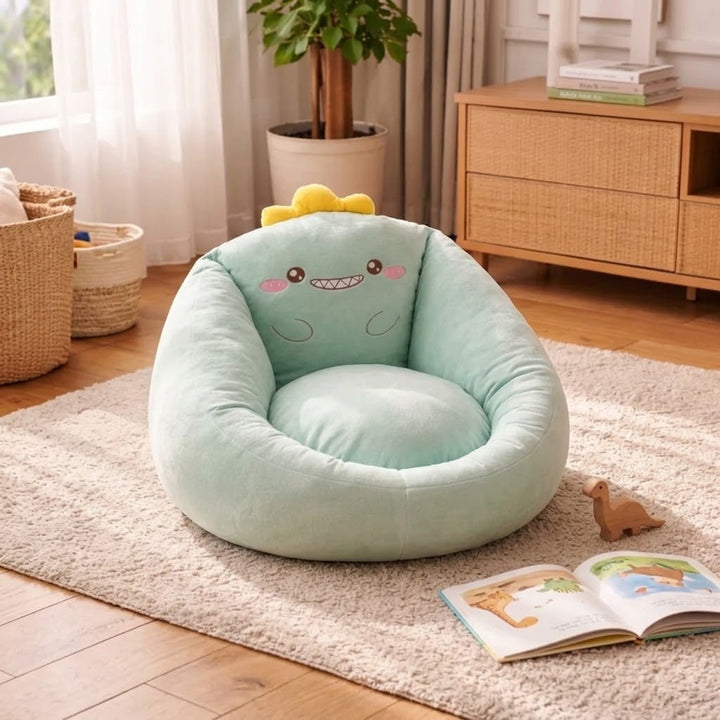 Fauteuil en peluche vert menthe en forme de dinosaure souriant avec crête jaune, posé sur un tapis 6