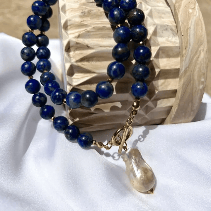 Rangs de perles bleues drapés sur un bois sculpté, perle baroque et fermoir en bas 9