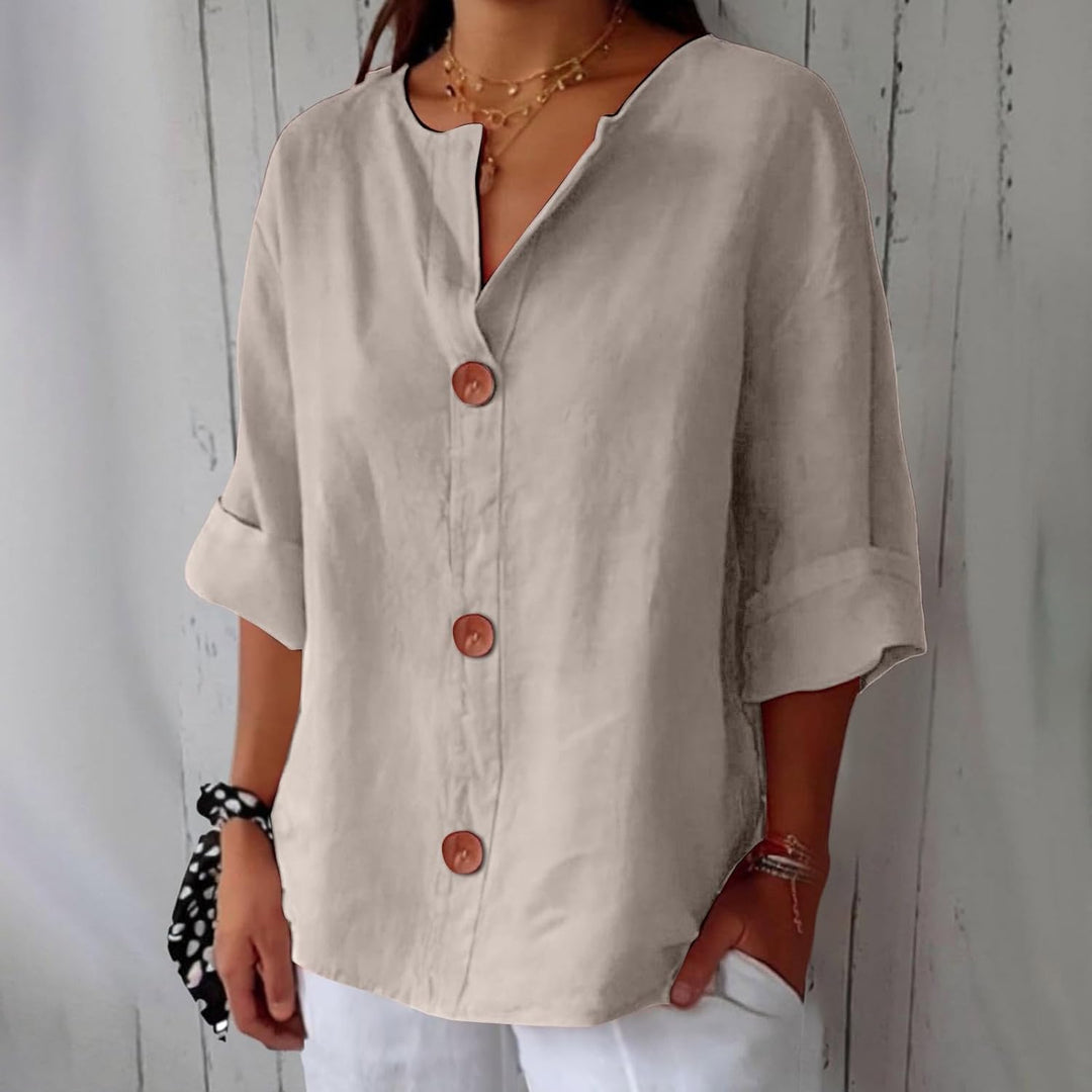 Même blouse en beige clair, portée par une mannequin, avec col en V échancré, boutons en bois marron et poignets retroussés. 3