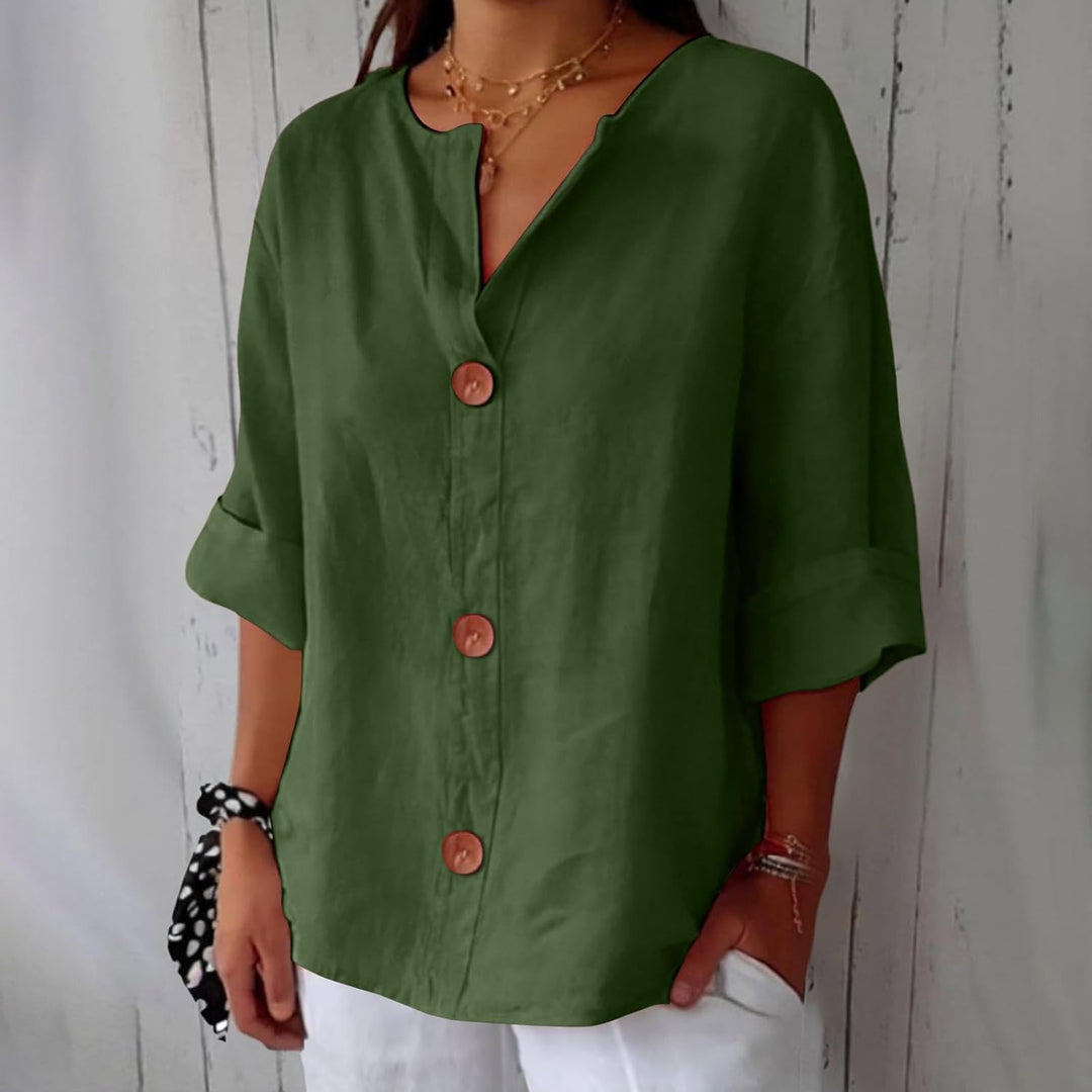 Même blouse en vert kaki, portée par une mannequin, avec col en V échancré, boutons en bois et manches retroussées. 12