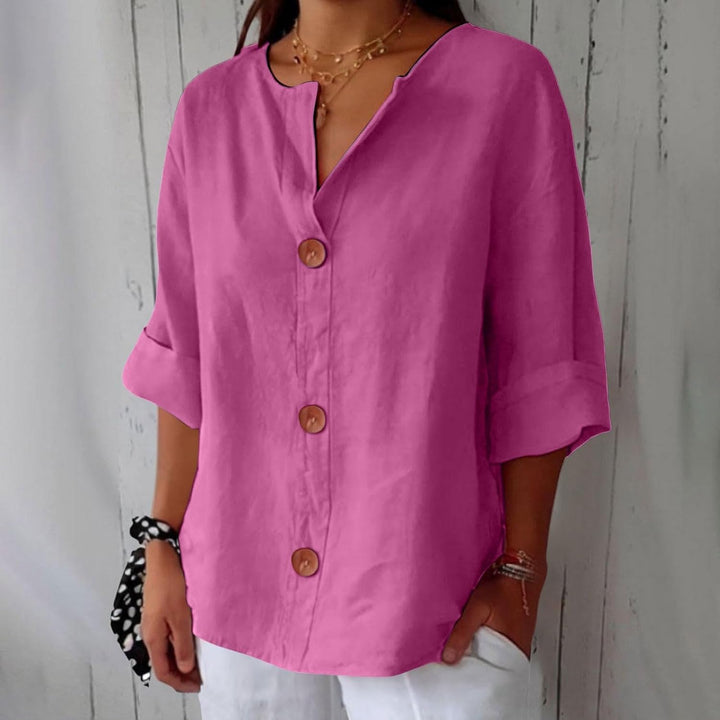 Même blouse en rose fuchsia, portée par une mannequin, avec boutons en bois sur le devant et manches retroussées. 8