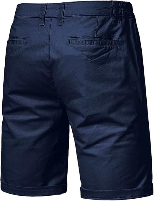 Vue de dos du short bleu marine, avec deux poches plaquées, ceinture élastique et bas retroussé. 11