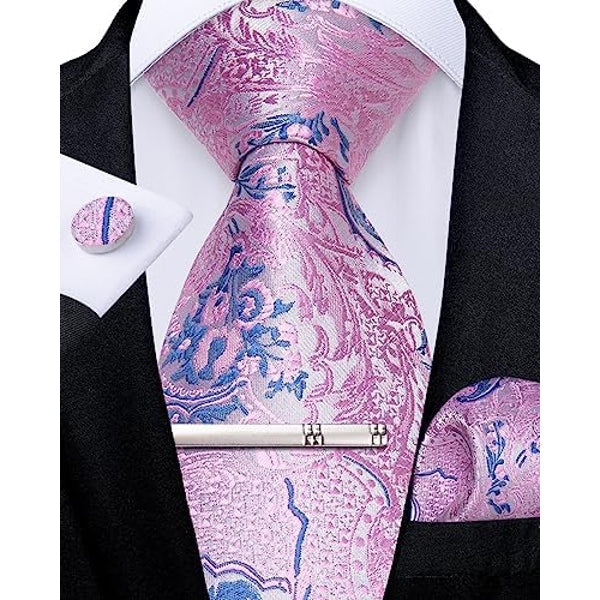 Cravate rose à motifs cachemire bleus, avec pince, bouton de manchette et pochette assortis, portée sur chemise blanche et veste noire. 9