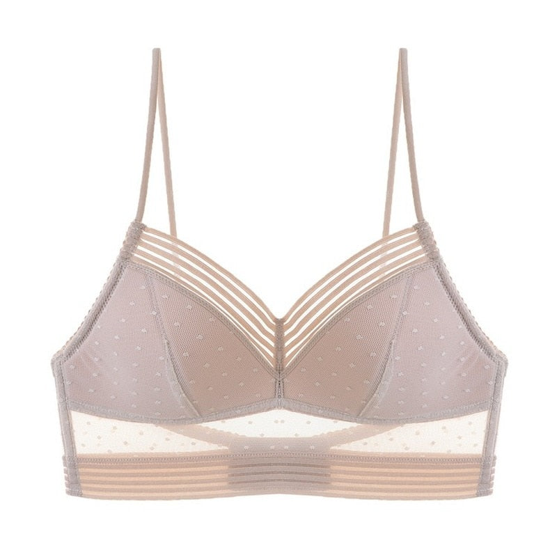 Soutien-gorge taupe rosé présenté à plat, bonnets sans armature, bandes transparentes en V et tulle à pois en bas. 11