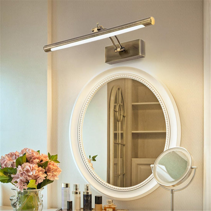 Applique à tube cylindrique laiton vieilli au-dessus d'un miroir ovale de coiffeuse 6