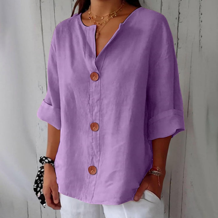 Même blouse en lilas violet clair, portée par une mannequin, col en V, trois boutons en bois et poignets retournés. 10