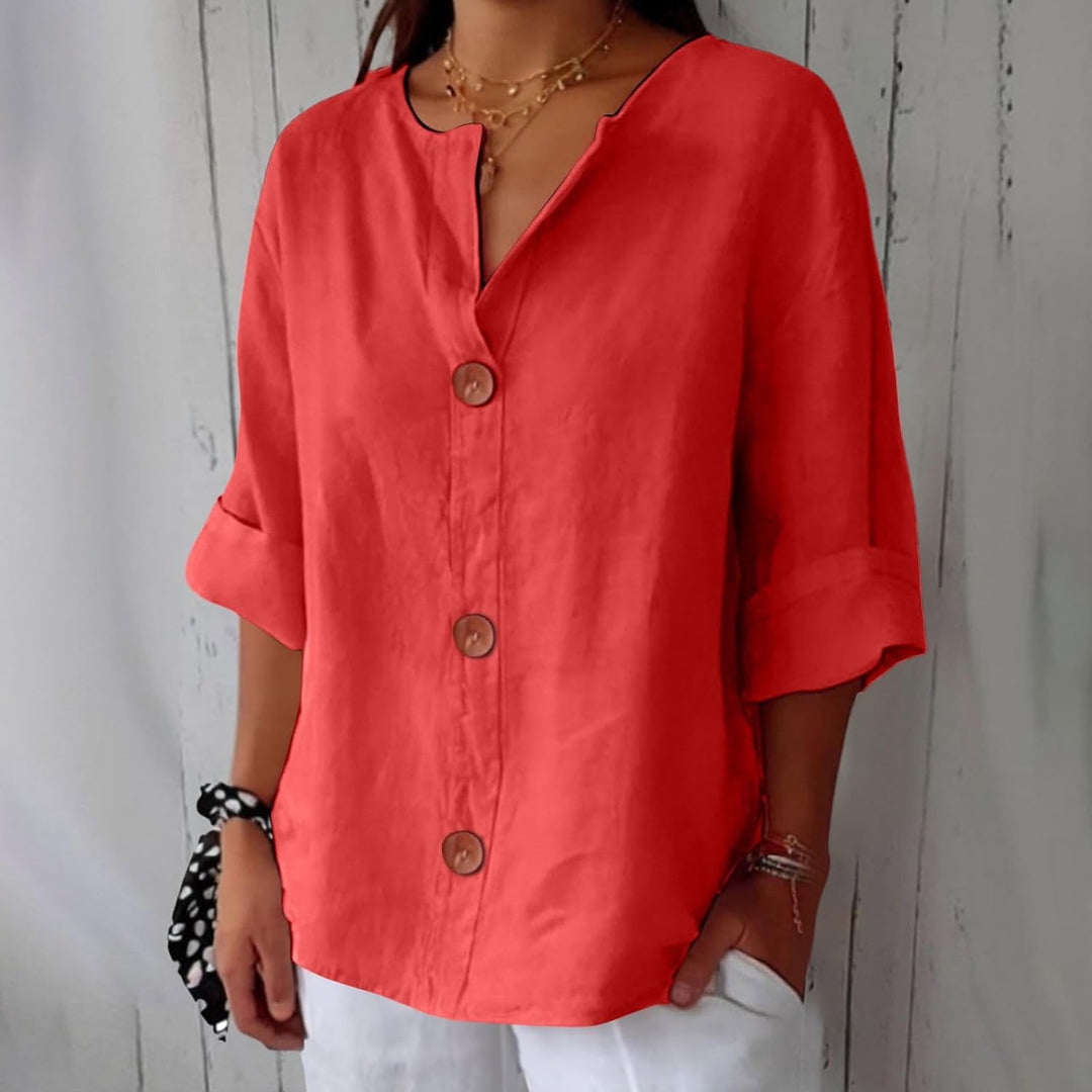 Même blouse en rouge corail vif, portée par une mannequin, avec trois boutons en bois et manches trois-quarts retroussées. 5