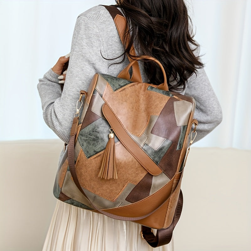 Femme de dos portant le sac à dos patchwork marron et vert sur une épaule, avec pull gris et jupe plissée. 7
