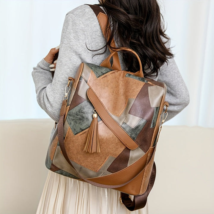 Femme de dos portant le sac à dos patchwork marron et vert sur une épaule, avec pull gris et jupe plissée. 7