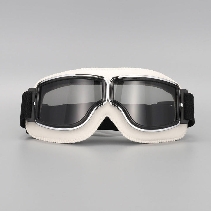 Lunettes à contour blanc crème avec verres fumés gris, monture chromée et sangle élastique noire, sur fond gris. 14