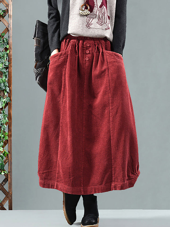 Jupe rouge en velours côtelé portée de face avec pull gris et bottines noires 1