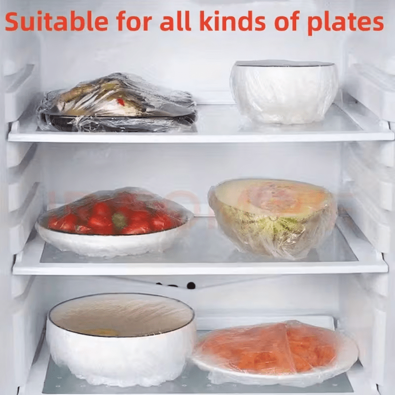 Réfrigérateur ouvert où assiettes, saladiers, melon et tomates sont protégés par des couvercles transparents, pour tous types de plats. 7