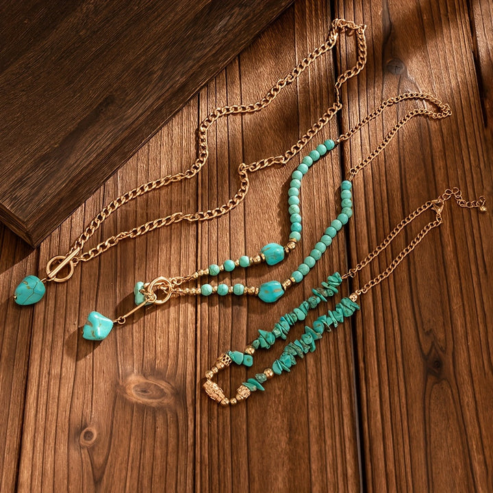 Les trois colliers déroulés à plat sur du bois, montrant chaînes, perles turquoise et fermoirs 7